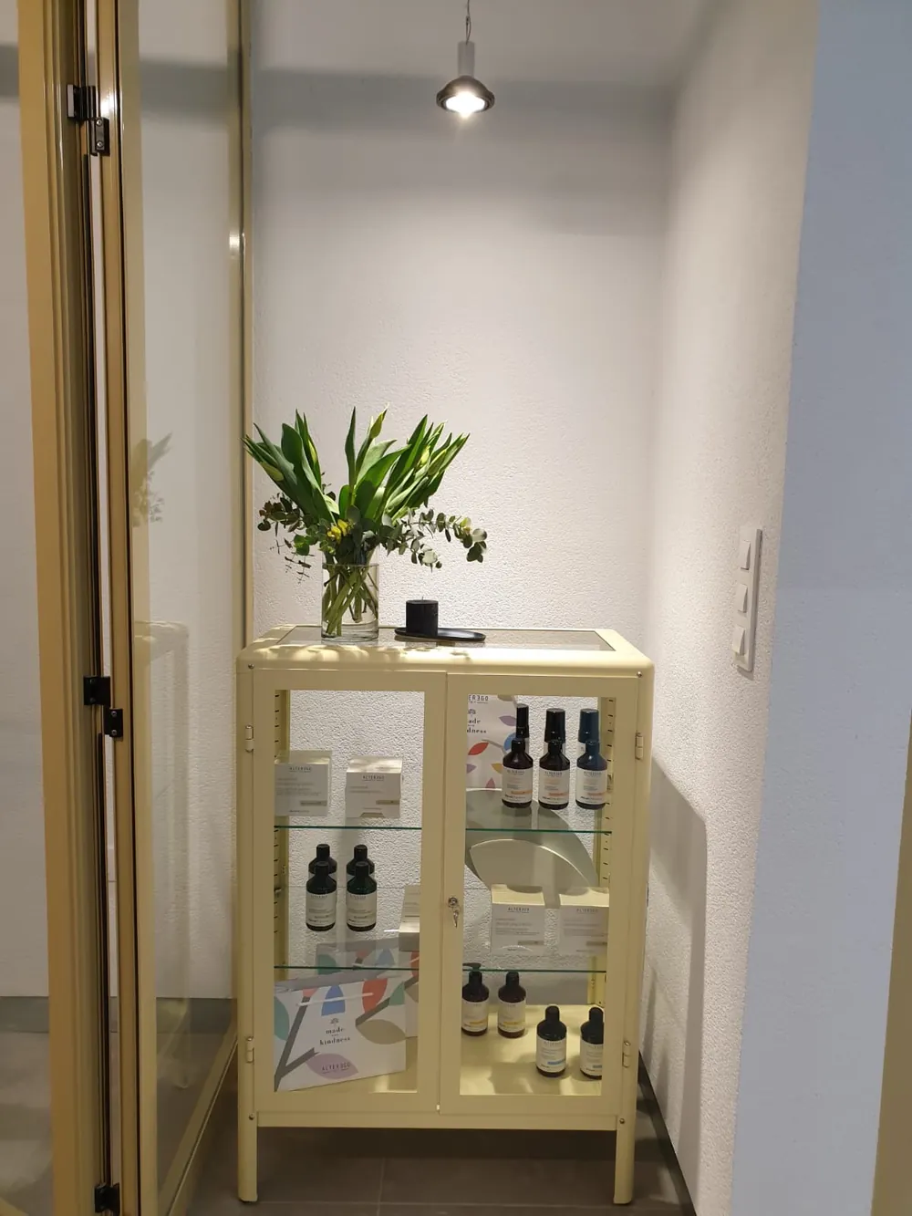 Vitrina amarilla de la entrada de LOAL con los productos de Alter Ego Italy.