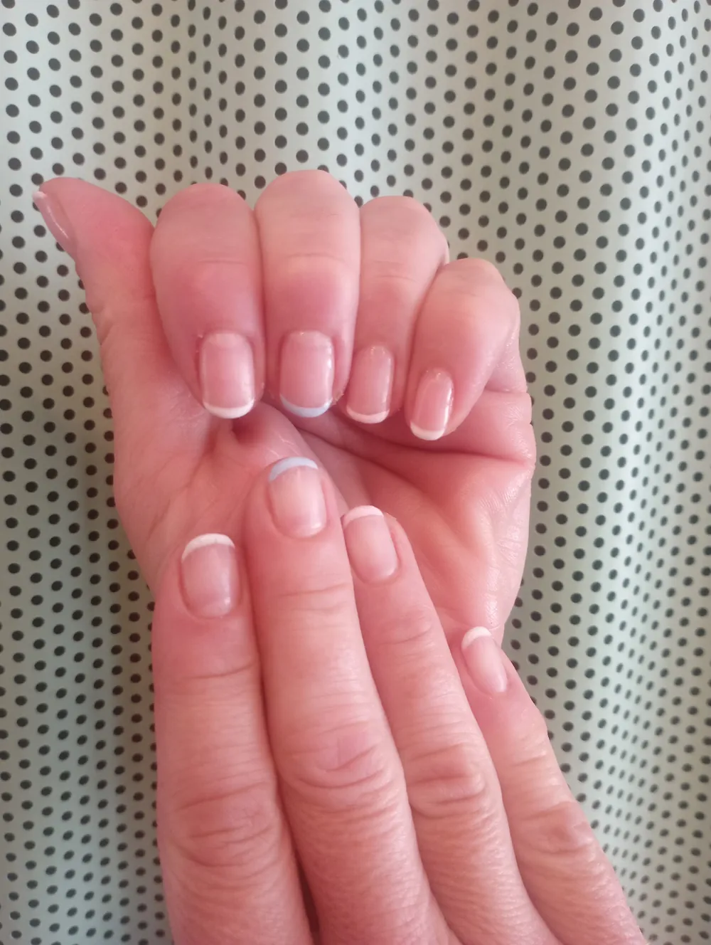 Manos con manicura francesa recién hecha en LOAL.